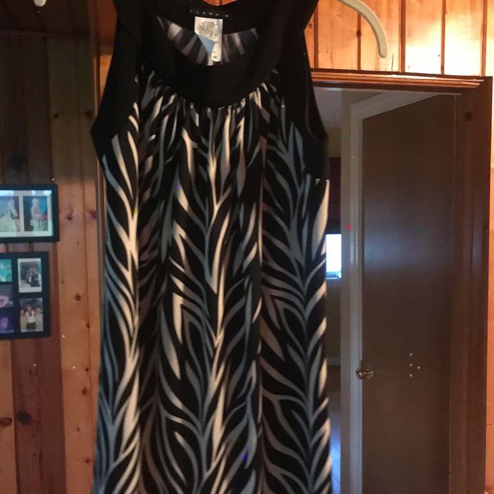Sleeveless top/black and taupe.